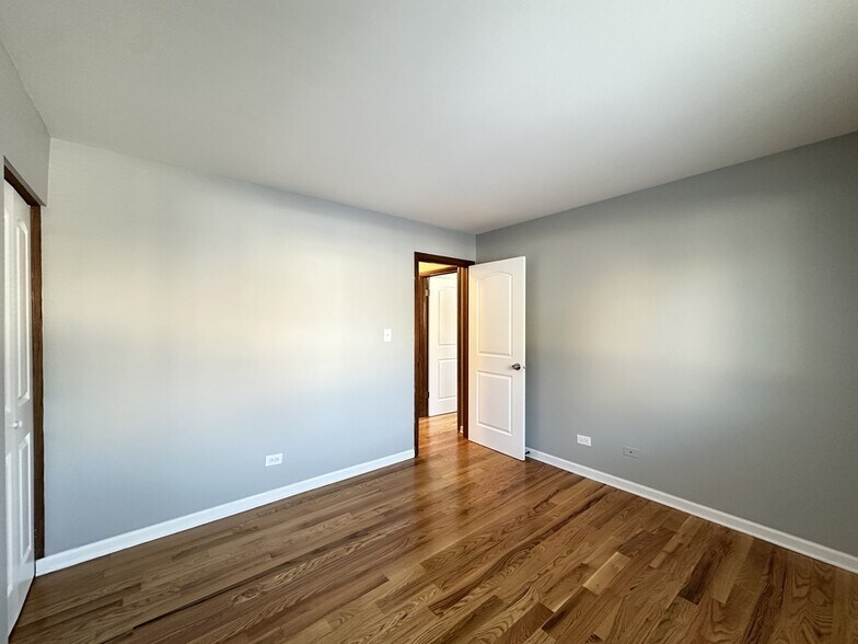 Building Photo - 1653 Oakwood Ave