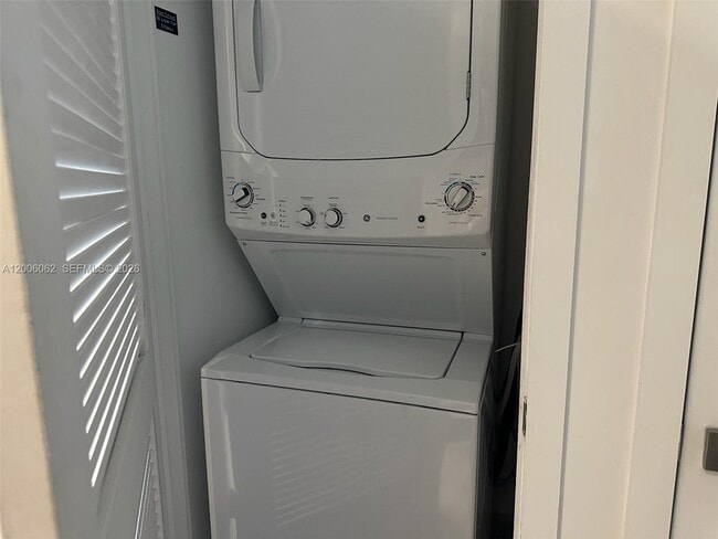 Building Photo - 121 NE 34th St