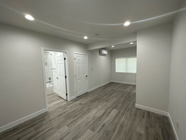 Building Photo - Hillcrest