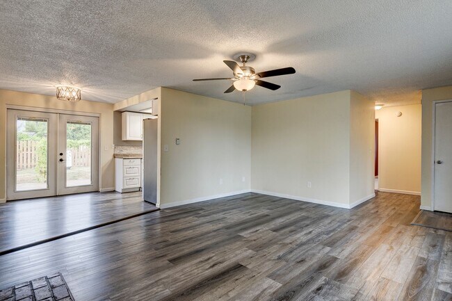 Building Photo - Welcome to this 3 Bed 2 Bath Home Close To Town