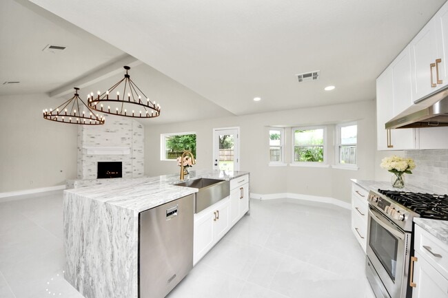 Building Photo - 7403 Shady Arbor Ln