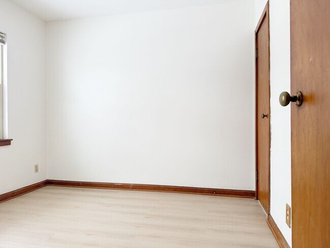 Building Photo - 1339 E Illinois St, Evansville, one bedroom, one bathroom