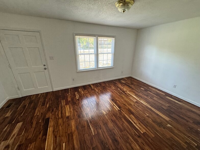 Building Photo - 1020 Village Cir