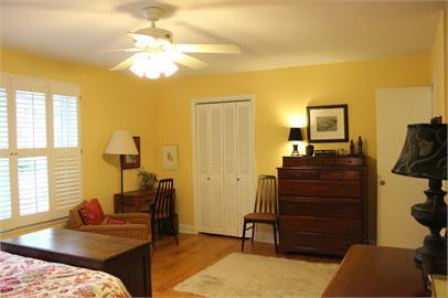 Building Photo - Gorgeous 4/3 Home with fenced yard and garage
