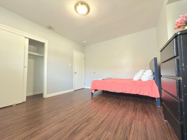 Building Photo - 4-Bedroom Home with Expansive Backyard in ...