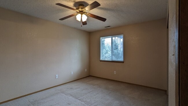 Building Photo - 2 bed 1 Bath Townhome Available Now