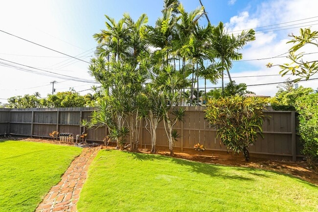 Building Photo - Kahala Avenue Beachside -  1 minute walk to beach  Recently remodeled w/fenced yard. 1 bdrm, 1 ba...