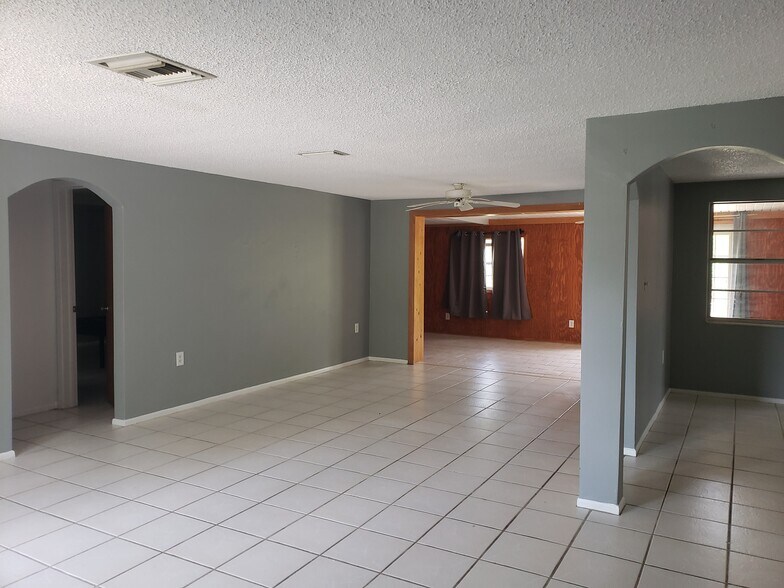 Building Photo - 10030 Glen Moor Ln