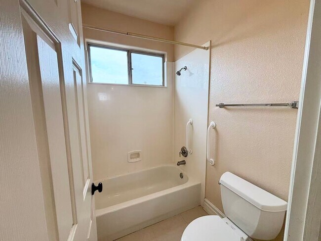 Building Photo - Rhodes Ranch-5 brs 4 bathrooms 3-cars gara...