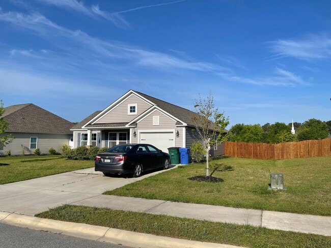 Building Photo - Lovely Three Bedroom Home in Camden and Minutes Away from I-20