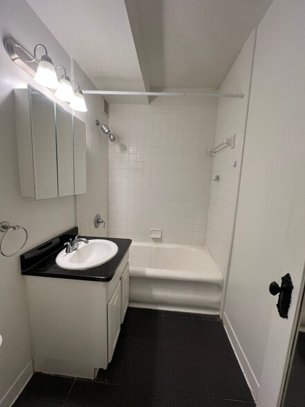 Building Photo - 15 E Kirby St