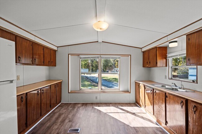 Building Photo - Updated 2BR/1BA Trailer in Muscle Shoals –...
