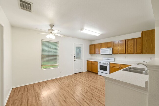 Building Photo - Charming 3-Bedroom Home in Carriage Hills ...