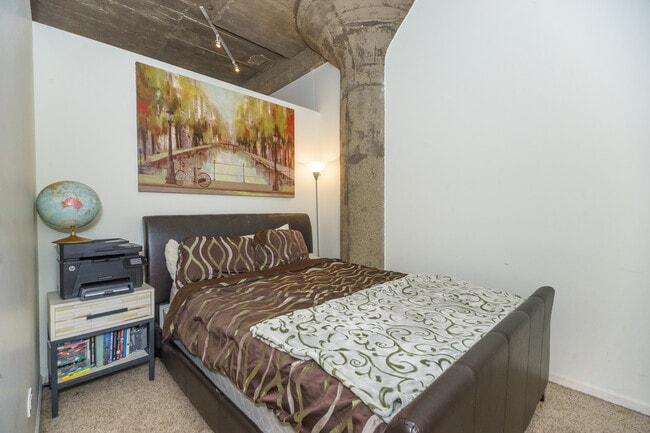 Building Photo - 1000 W 15th St