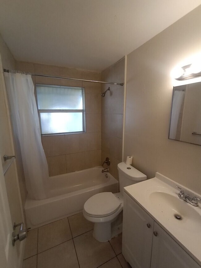 Building Photo - 2/1 Apartment for rent. Delray Beach