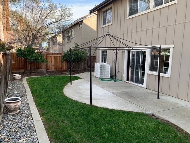 Building Photo - Beautiful 4 Bedroom, 3 Bath Brentwood Home