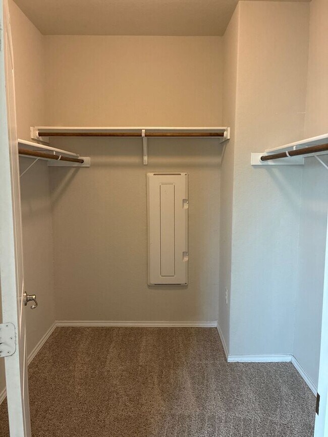 Building Photo - Charming 4 beds 2.5 baths in San Antonio!