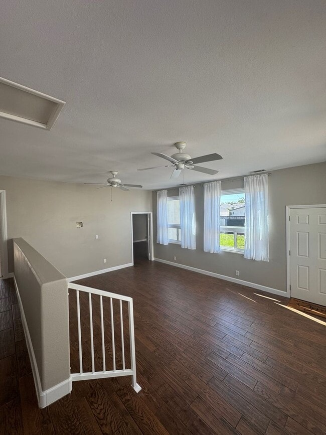 Building Photo - Large 4 bedroom 2 Bathroom for rent