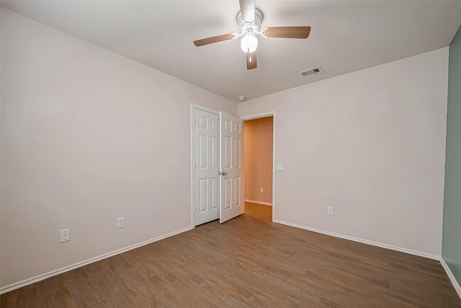Building Photo - 5822 Camelia Evergreen Ln