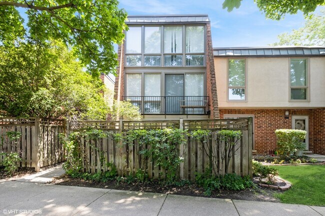 Primary Photo - 2053 N Larrabee St