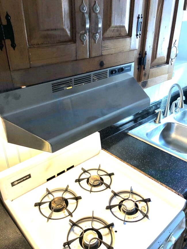 Building Photo - Can't beat this price- walk to the Fan and...