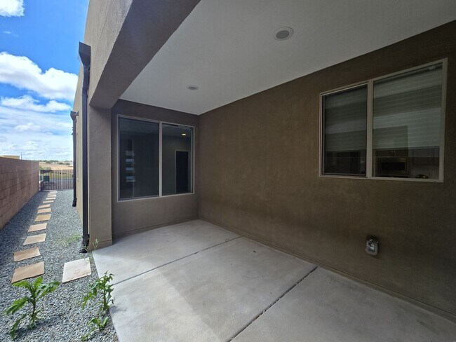 Building Photo - Modern Santa Fe Townhome