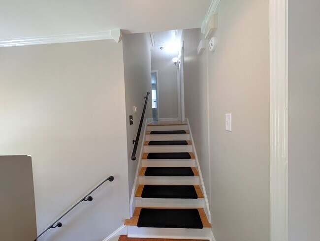 Building Photo - Charming split level home located in the Spring Valley Community in the South Park area of Charlo...