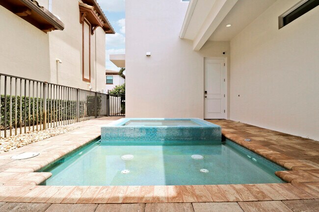 Building Photo - 5029 Grandiflora Rd