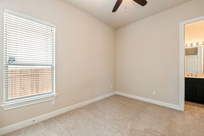 Building Photo - Luxurious 4 bedrooms 3 bathrooms home in L...