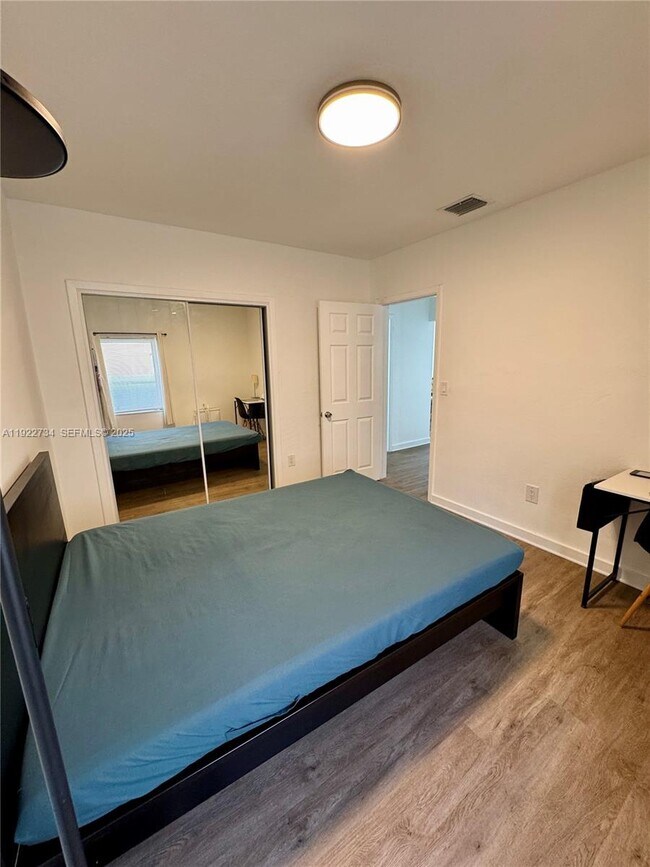 Building Photo - 1215 NE 109th St