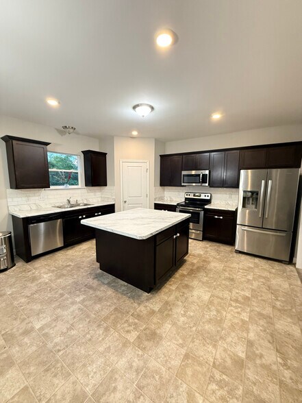 Building Photo - 2212 Shorewood Path