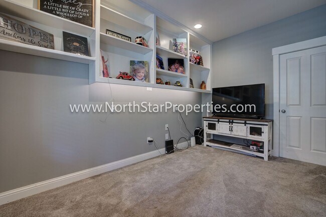 Building Photo - Spacious Five Bed Home in NW Bend