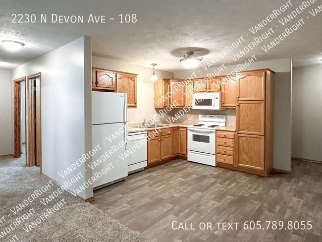 Building Photo - 2230 Devon Ave