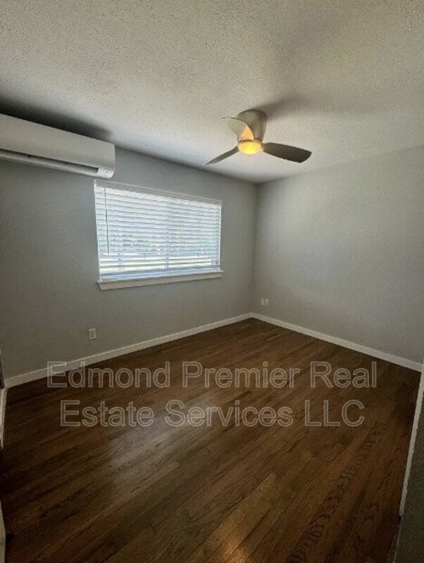 Building Photo - 205 E Hurd St