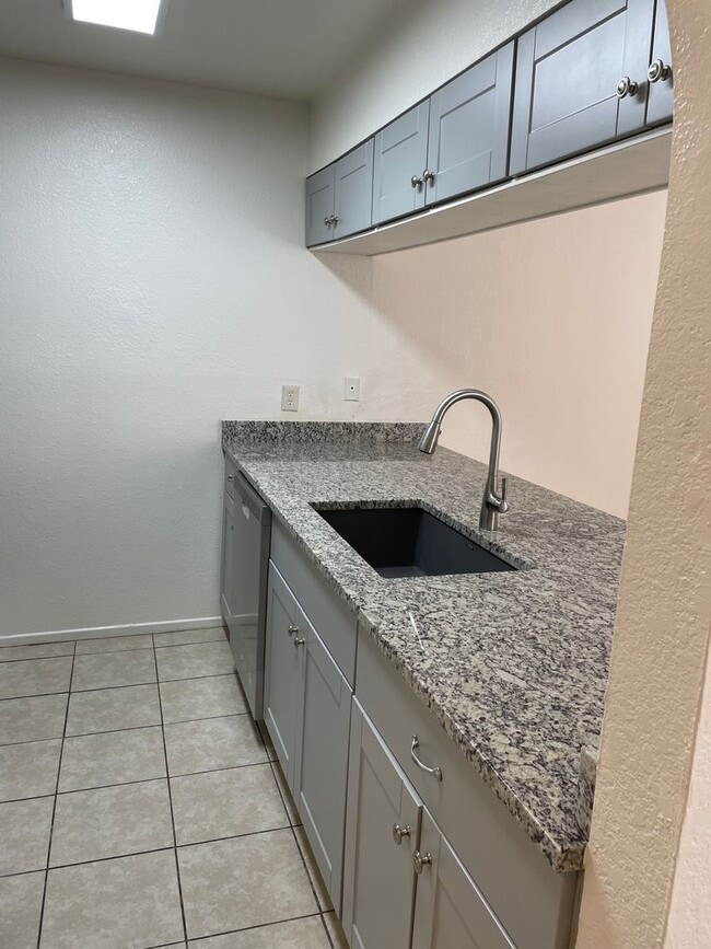 Building Photo - 2 Bedroom 1 Bath COMPLETELY REMODELED!