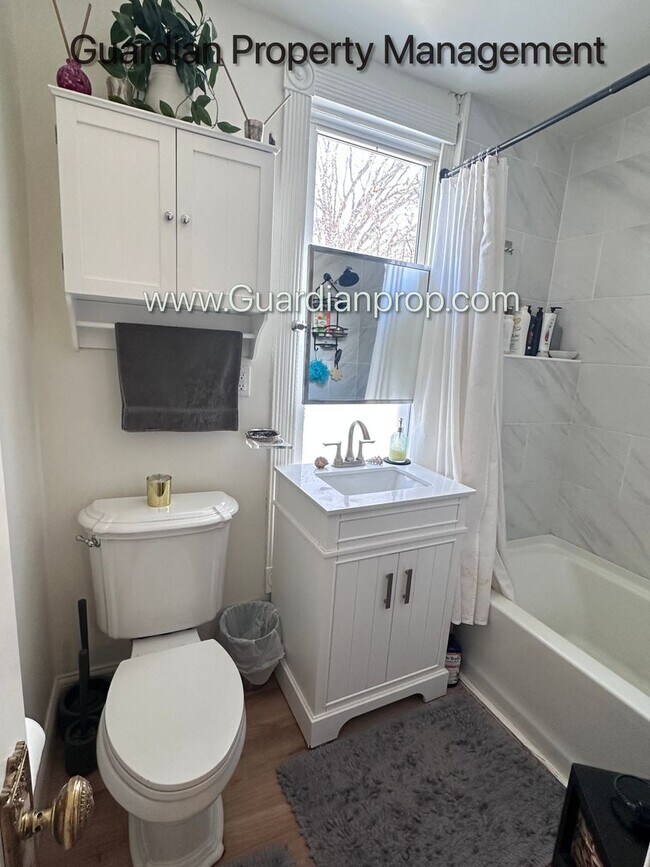 Building Photo - Linden Hills Upper Level Duplex, Sunroom, In Unit Laundry, Dishwasher