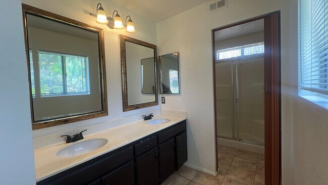 Building Photo - Single Story Rosamond home