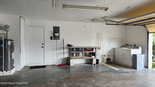 Building Photo - 1610 Carriage Dr
