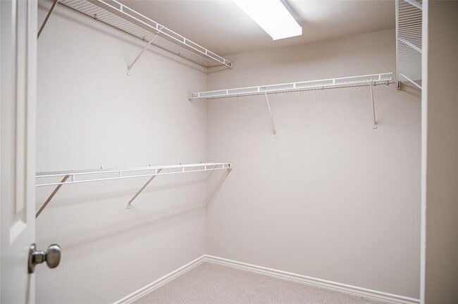 Building Photo - 5950 Lindenshire Ln