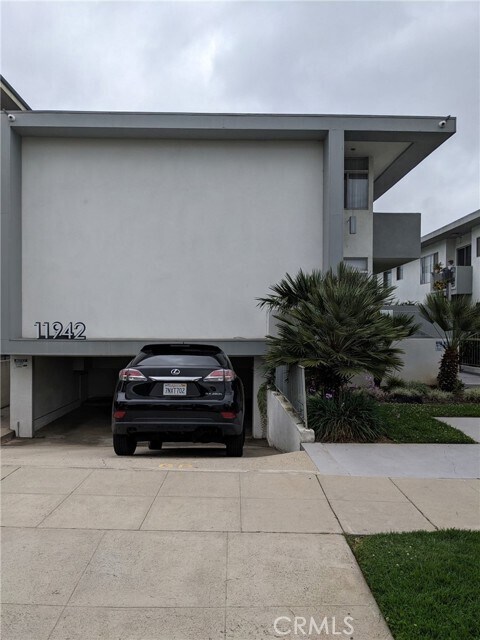 Building Photo - 11942 Darlington Ave