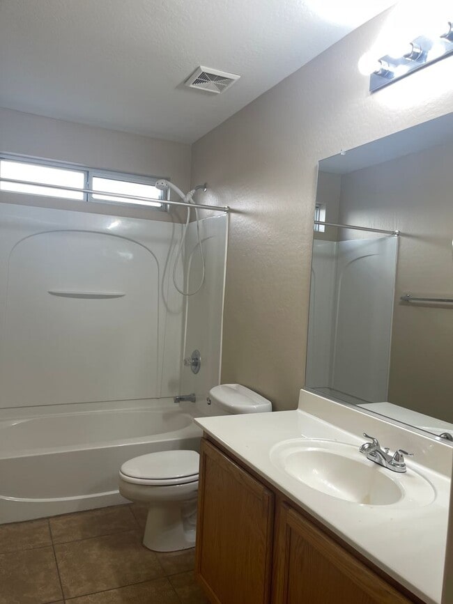 Building Photo - San Tan Valley, 4 bed, 3 bath, huge loft, 2300 sqft