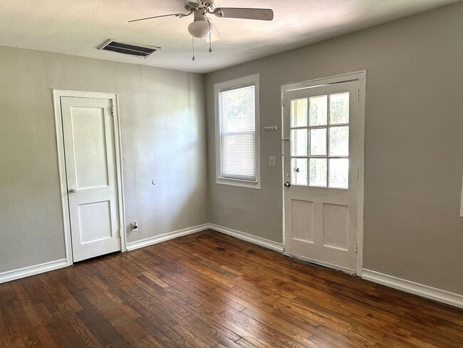 Building Photo - ONE LEVEL DUPLEX UNIT IN KINGSPORT NOW AVA...