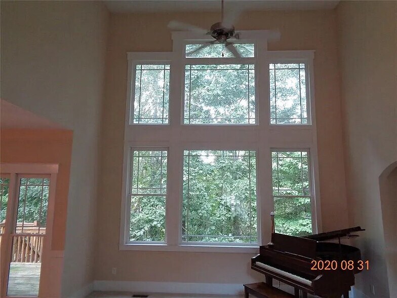 Building Photo - Room in House on Creekview Ridge Dr NE