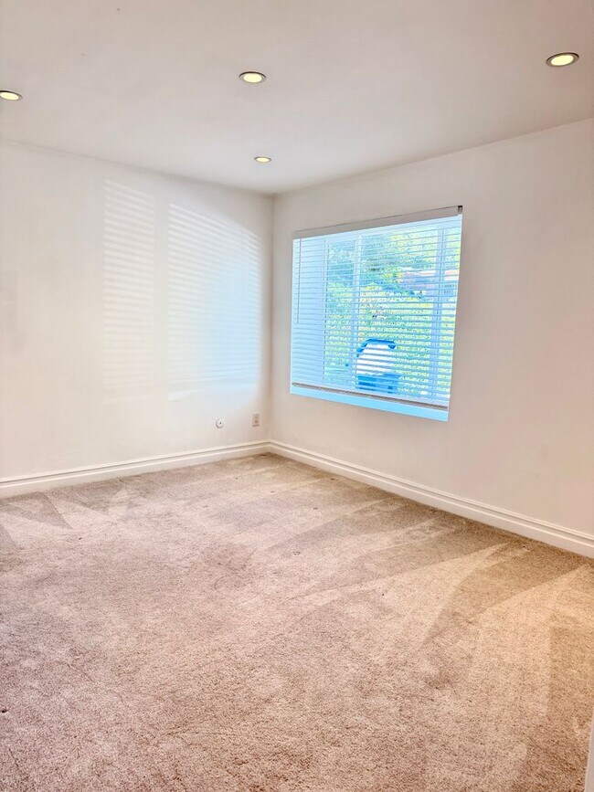 Building Photo - Gorgeous Tarzana Home