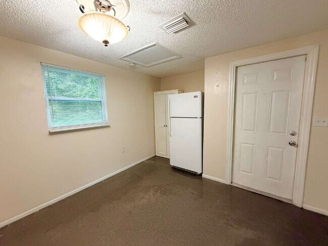 Building Photo - "Charming 3-Bedroom Gem in Land O' Lakes – Your Cozy Retreat Awaits!"