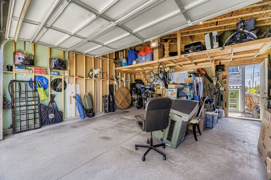 Detached garage - 1197 S Mariposa St