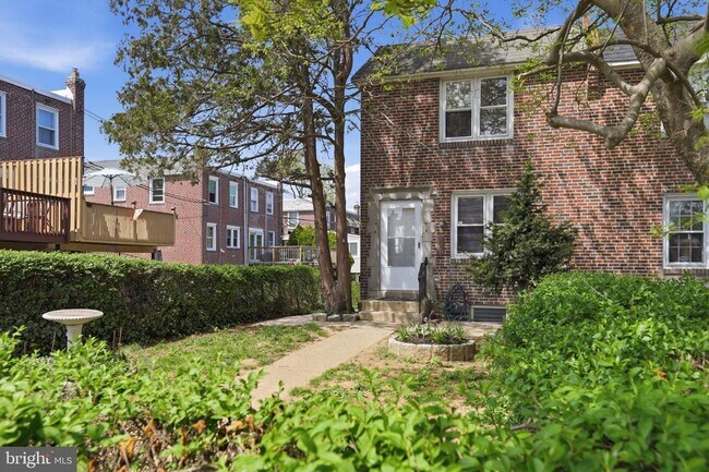 Building Photo - 271 W Wyncliffe Ave