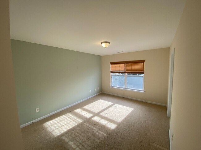 Building Photo - Move-in Ready 3 bed, 2.5 bath home located...