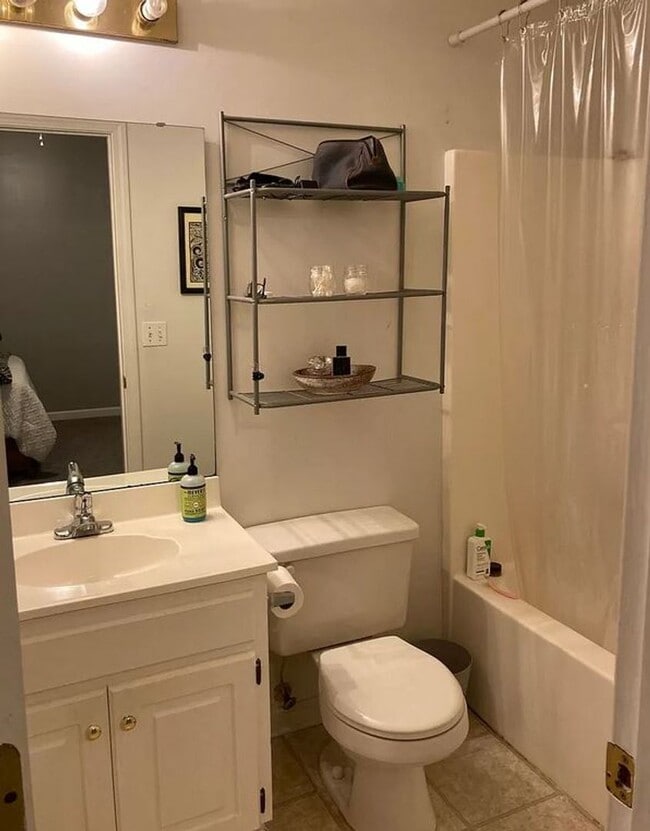 Building Photo - 2 Bedroom 2 Bath Located 1 Mile From Campus!!