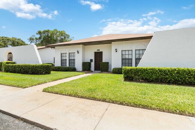 Building Photo - Beautiful Modern 2/1 Townhome in St. Cloud's Pine Lake Villas